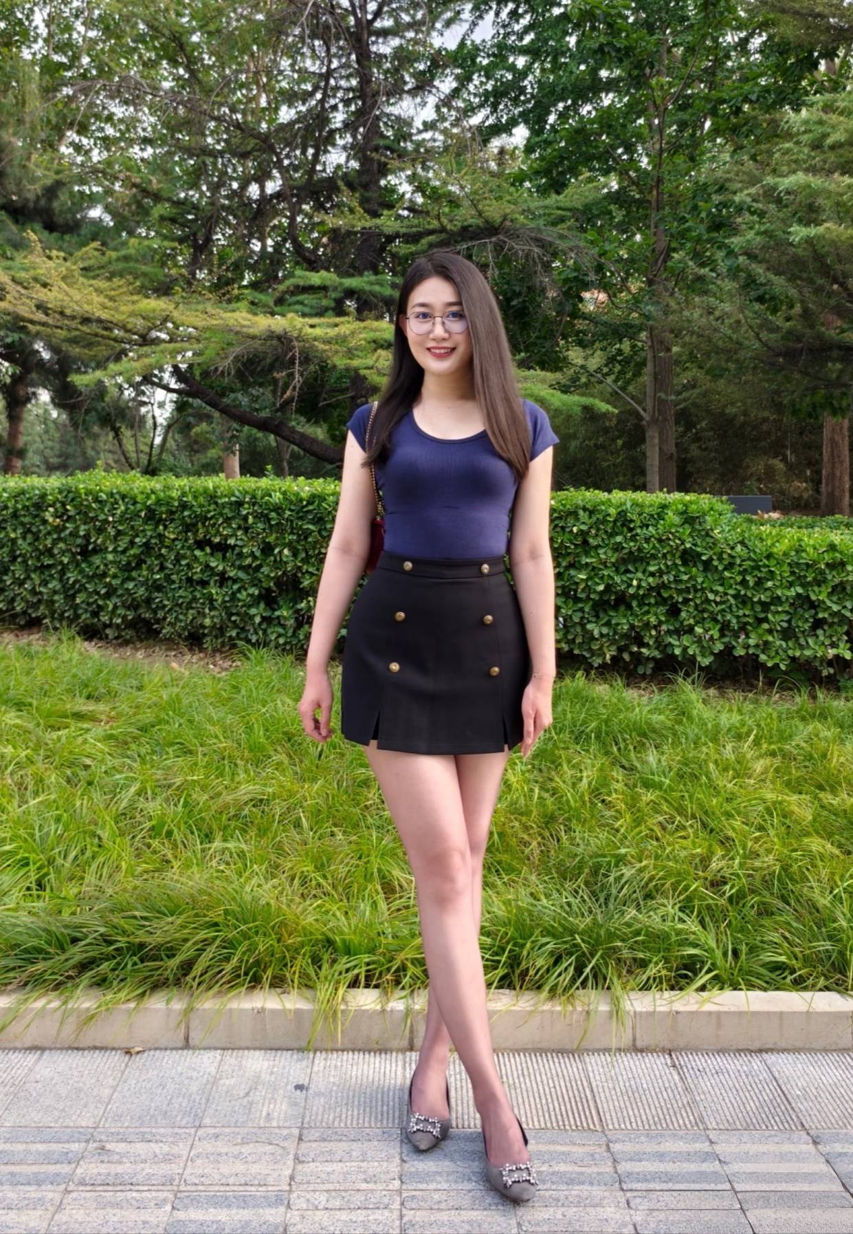 小姐姐一身薄荷绿套装，清爽里透着点精致的松弛感 