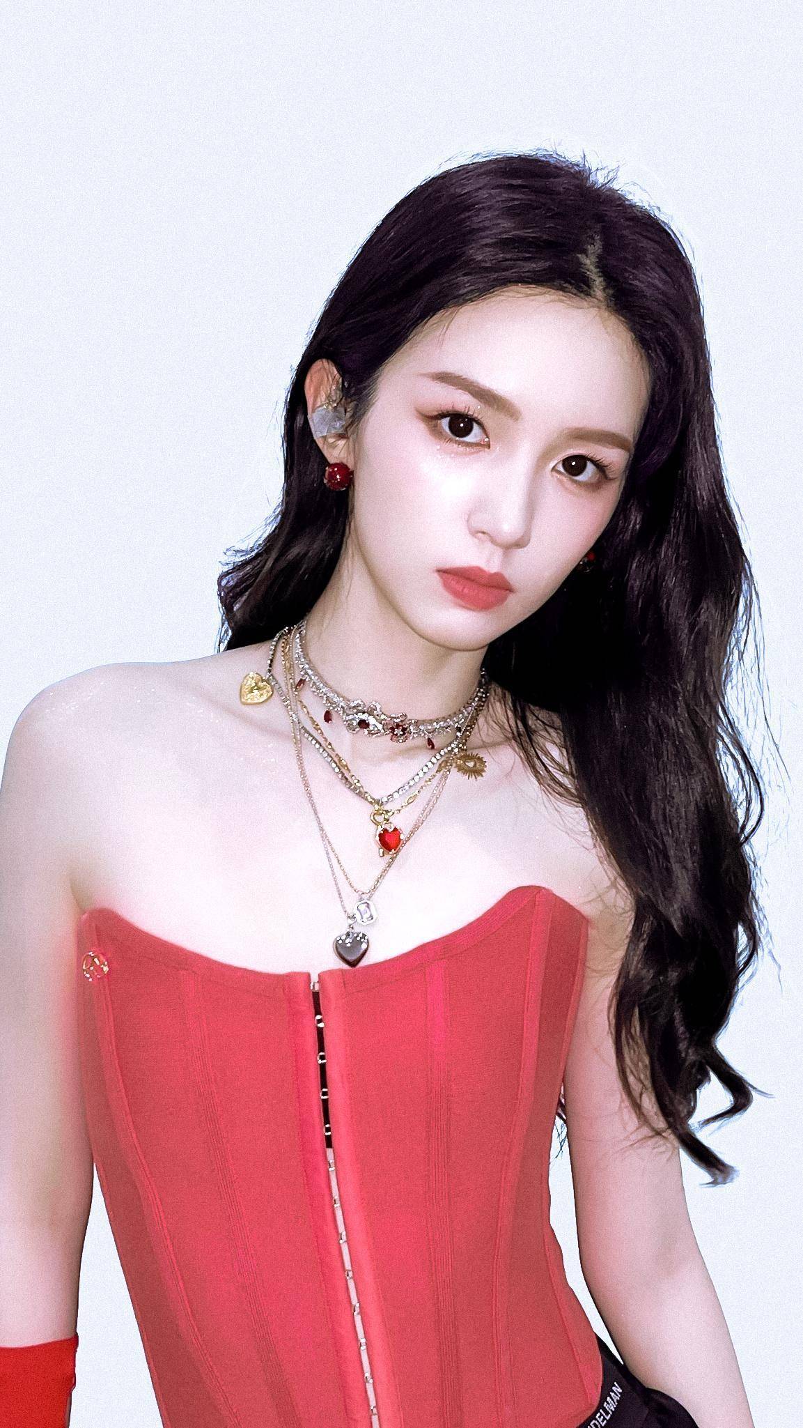 李湘女儿王诗龄又美出圈儿，穿粉色公主裙长发披肩，尽显名媛范儿