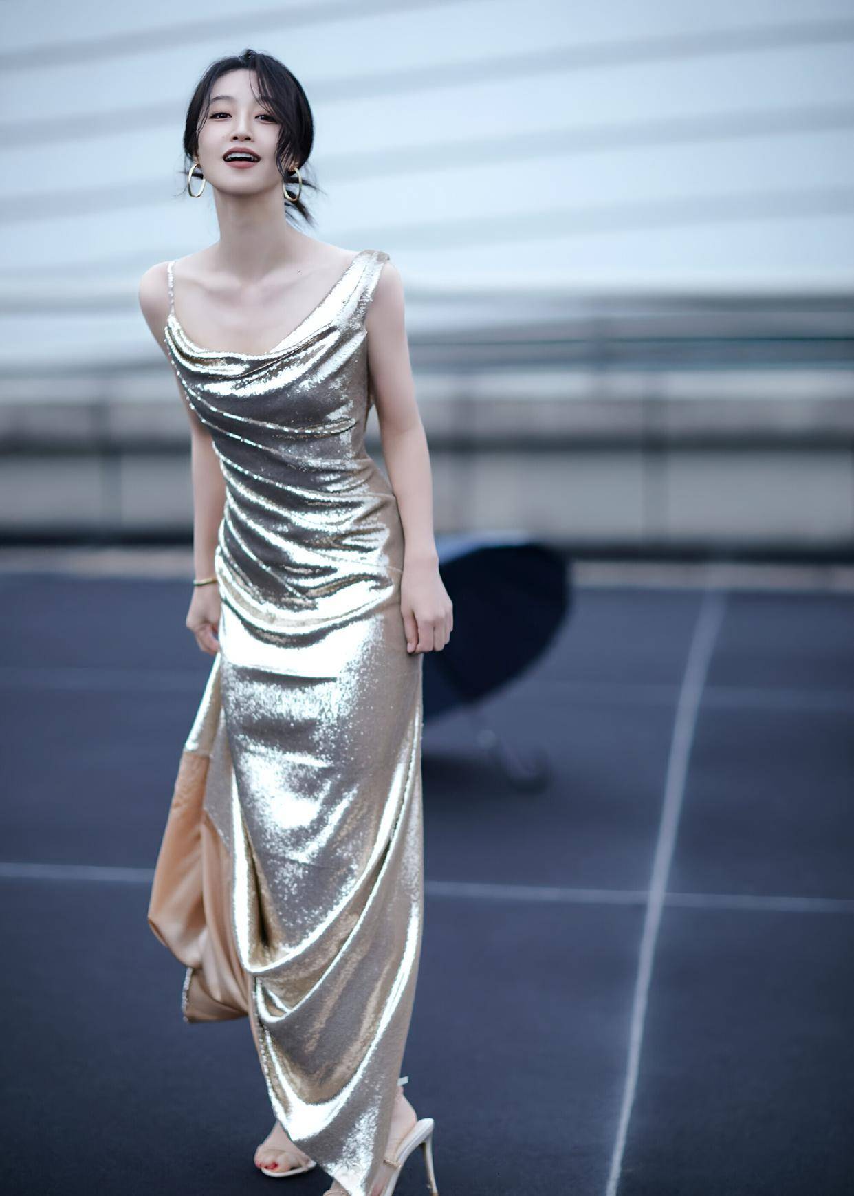 周也穿搭太会了，黑 bra 小露更添撩人韵味！