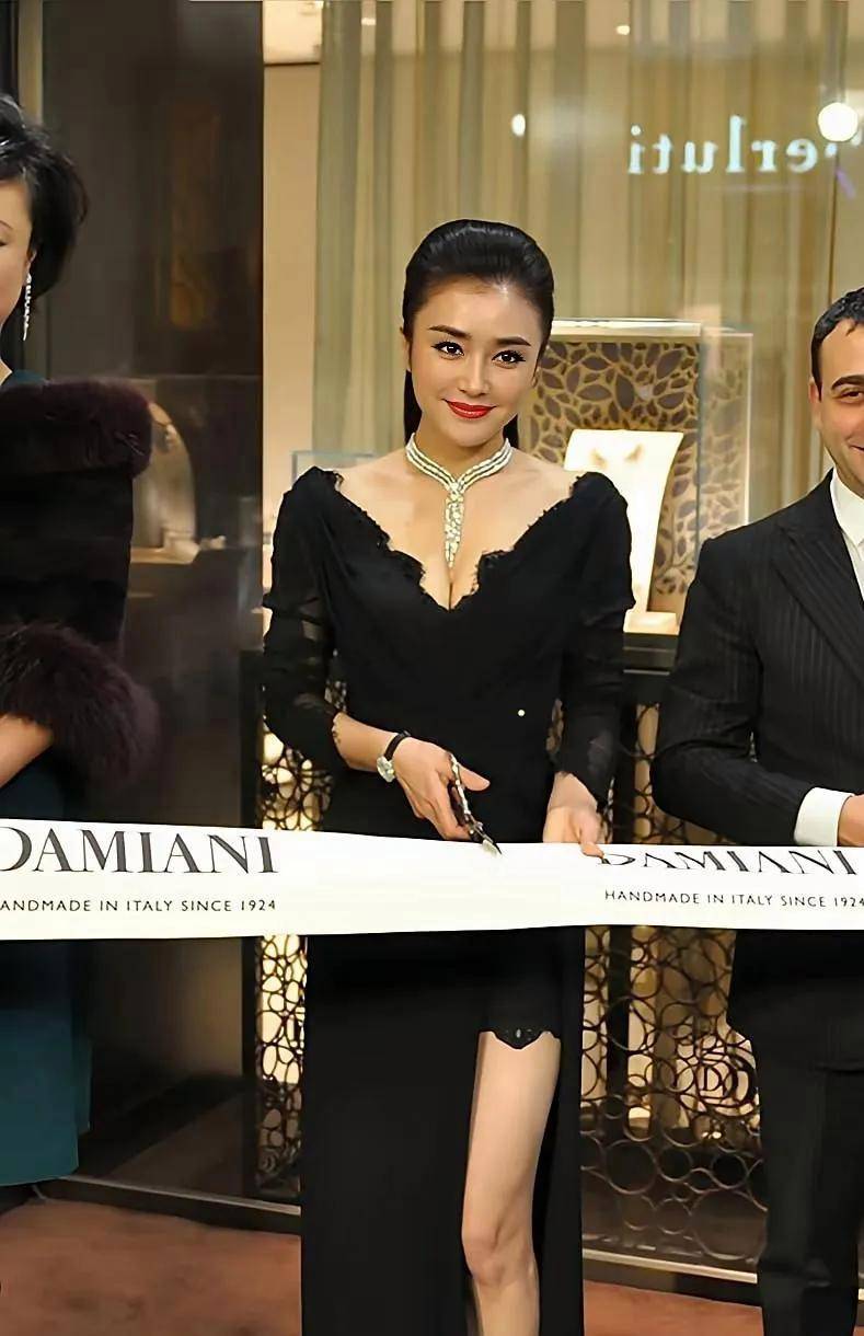 蓝盈莹窈窕身形搭配露背流光裙，演绎时尚优雅新高度 