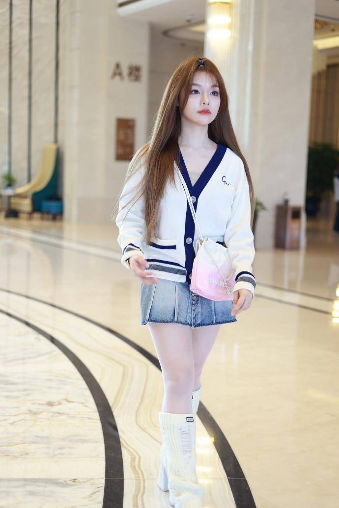 秦岚身材饱满有料惊艳四座，经典黑裙look诠释优雅魅力