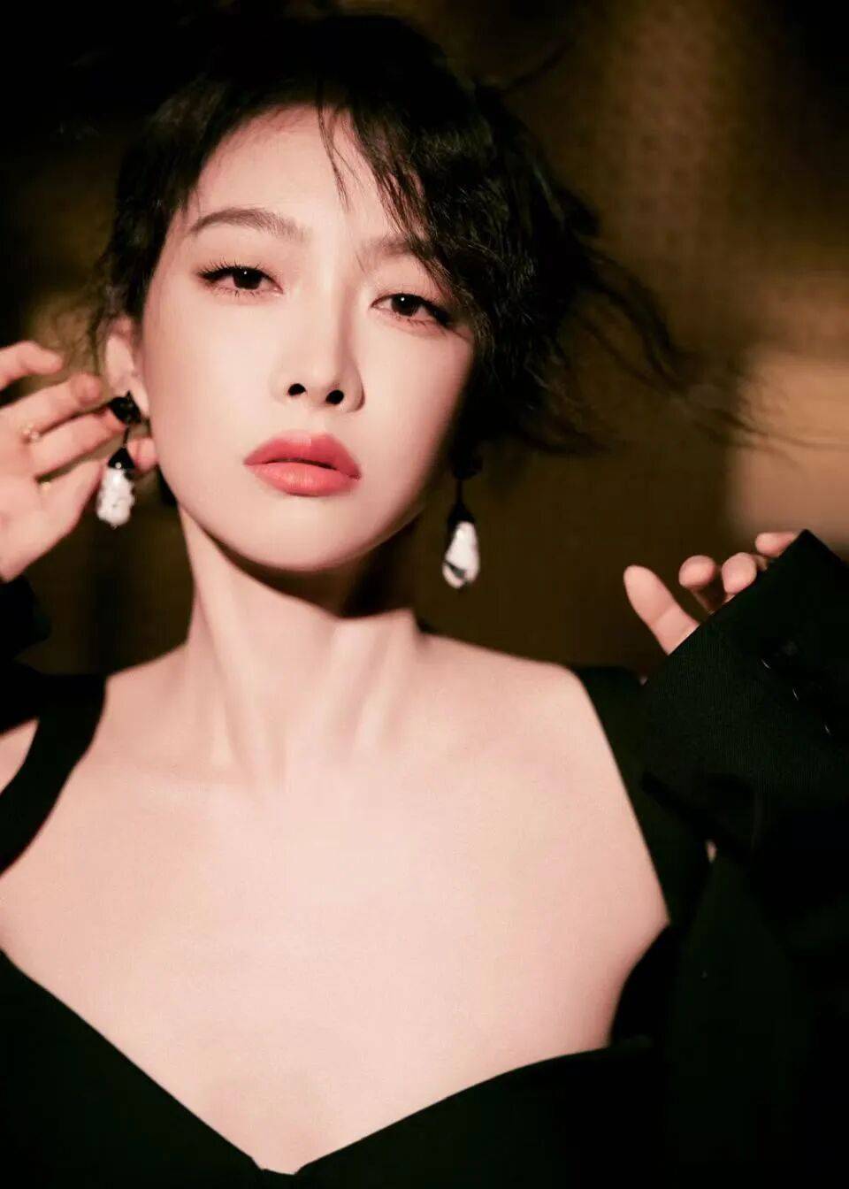 孙艺珍透视装秀美背，争议声中更显优雅姿态！