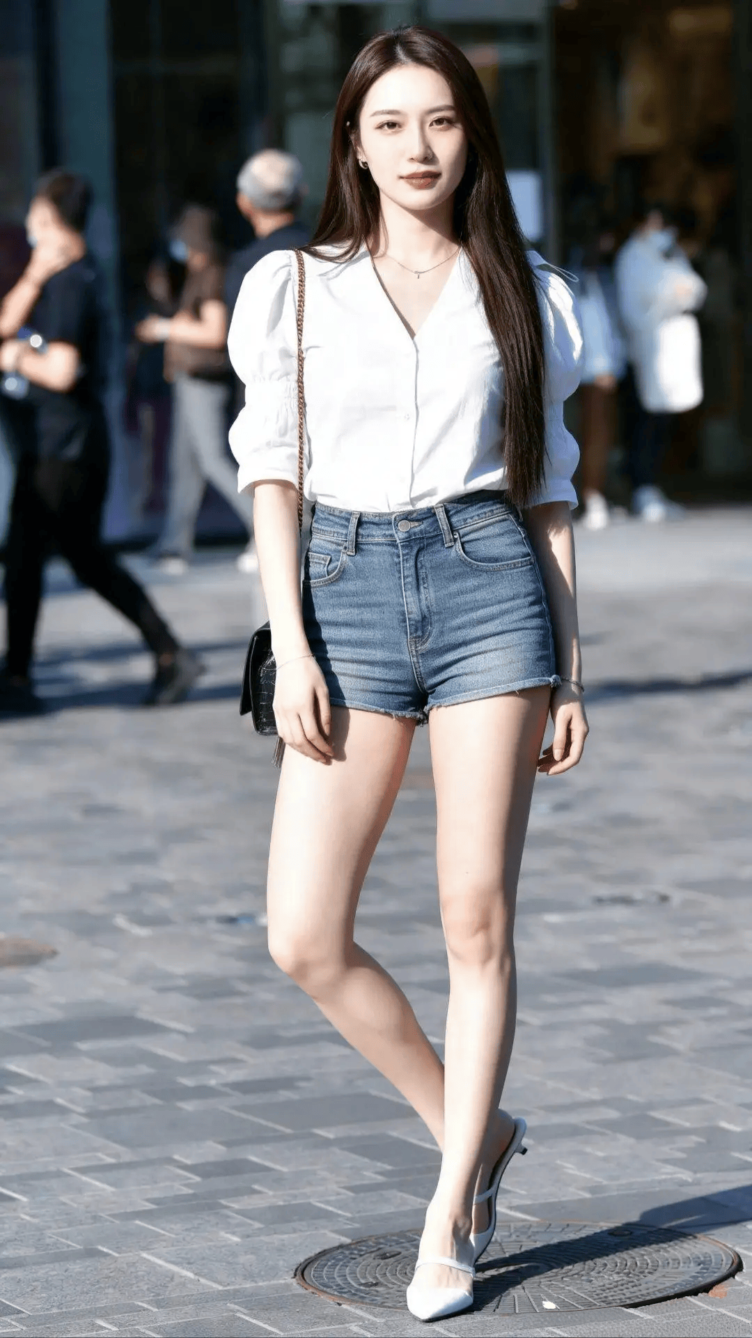 电梯中高挑气质的职场丽人！