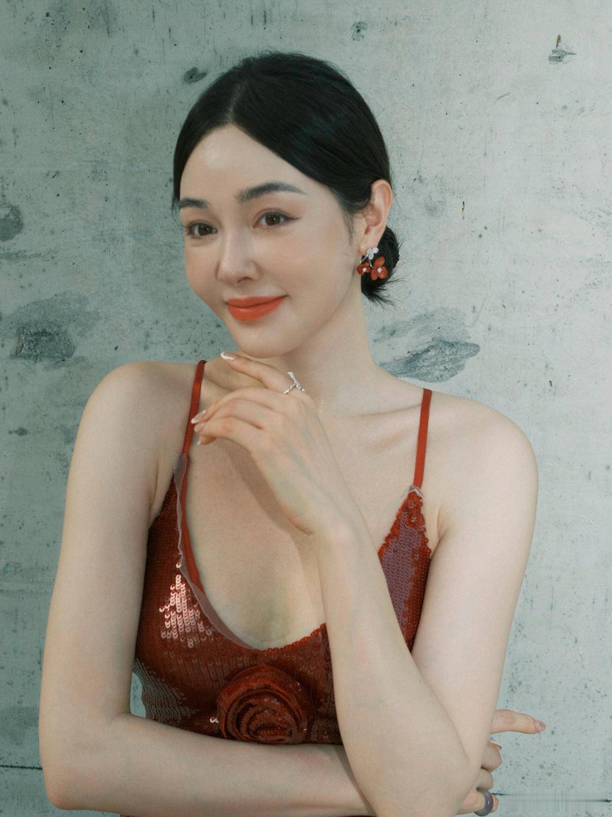 杨子姗优雅蜕变，清纯面容搭配黑丝魅惑，YYDS的时尚碰撞 